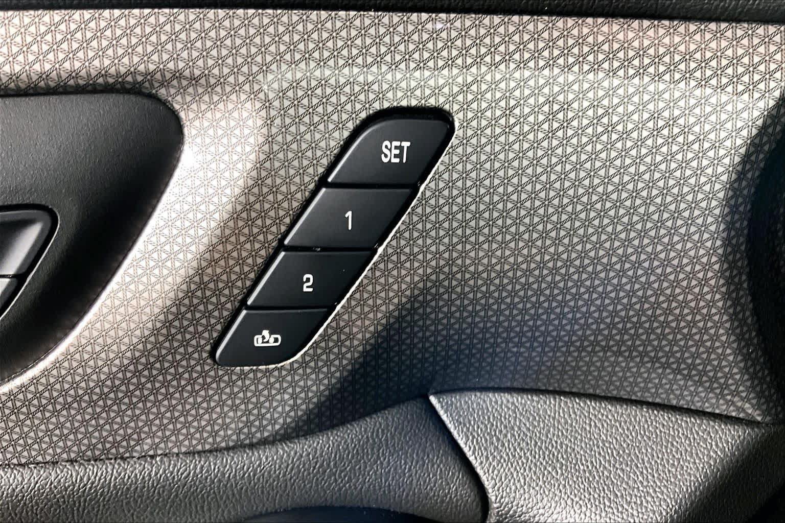 Used 2023 Chevrolet Traverse Premier w/ Redline Edition FWD image 32