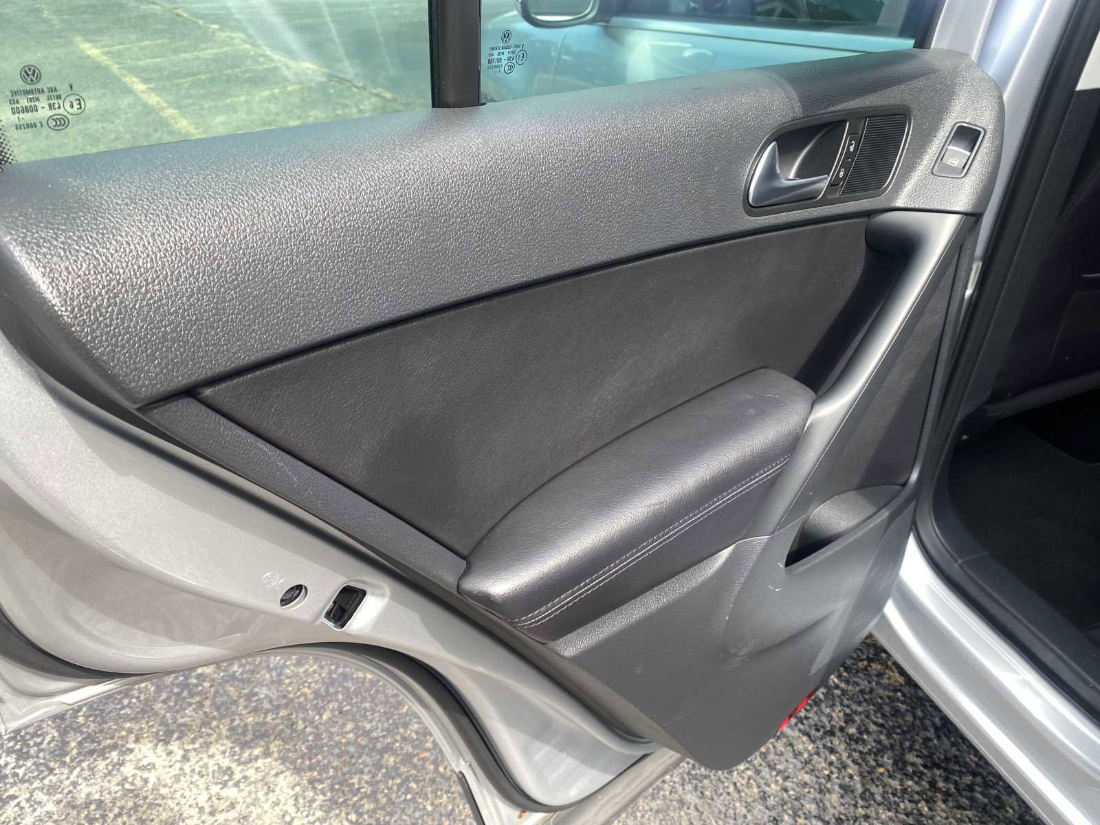 Used 2012 Volkswagen Tiguan SE image 28