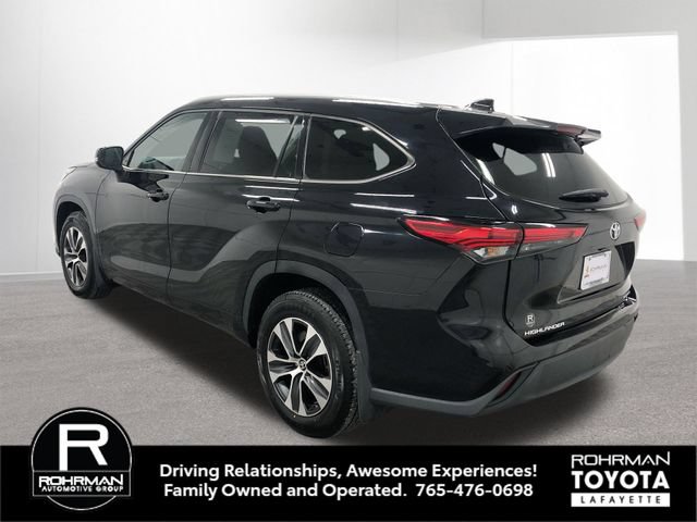 Used 2022 Toyota Highlander XLE AWD/4WD image 4