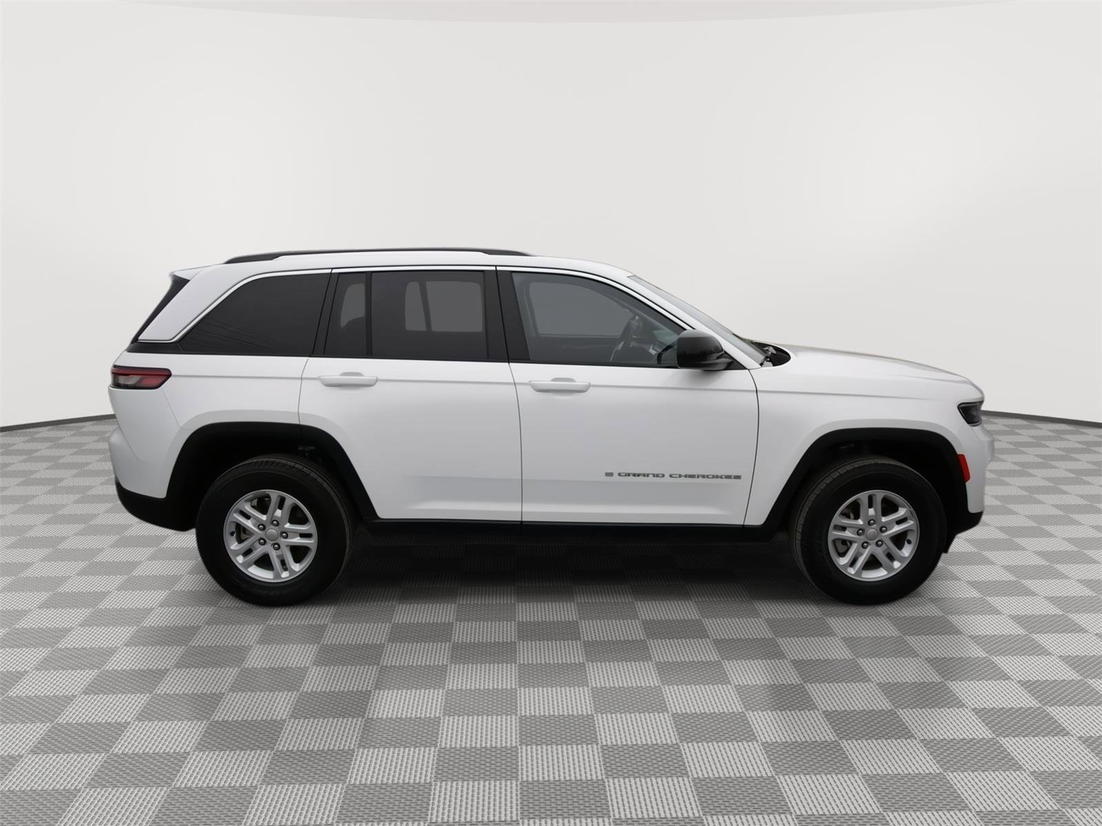 Used 2023 Jeep Grand Cherokee Laredo image 4