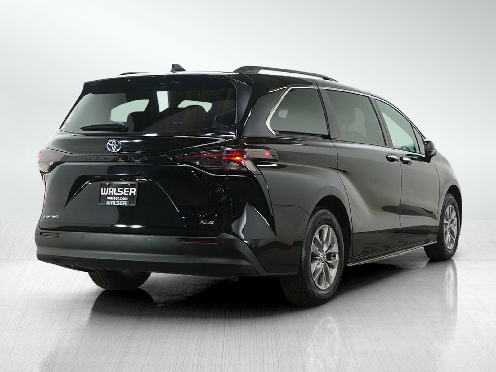 Used 2025 Toyota Sienna XLE image 5