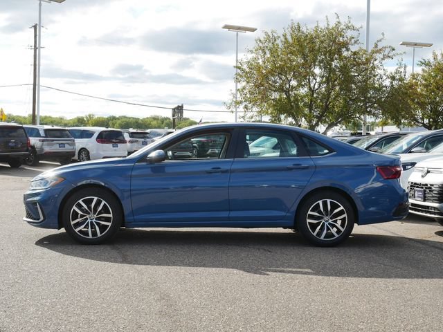 Certified 2025 Volkswagen Jetta SE FWD image 4
