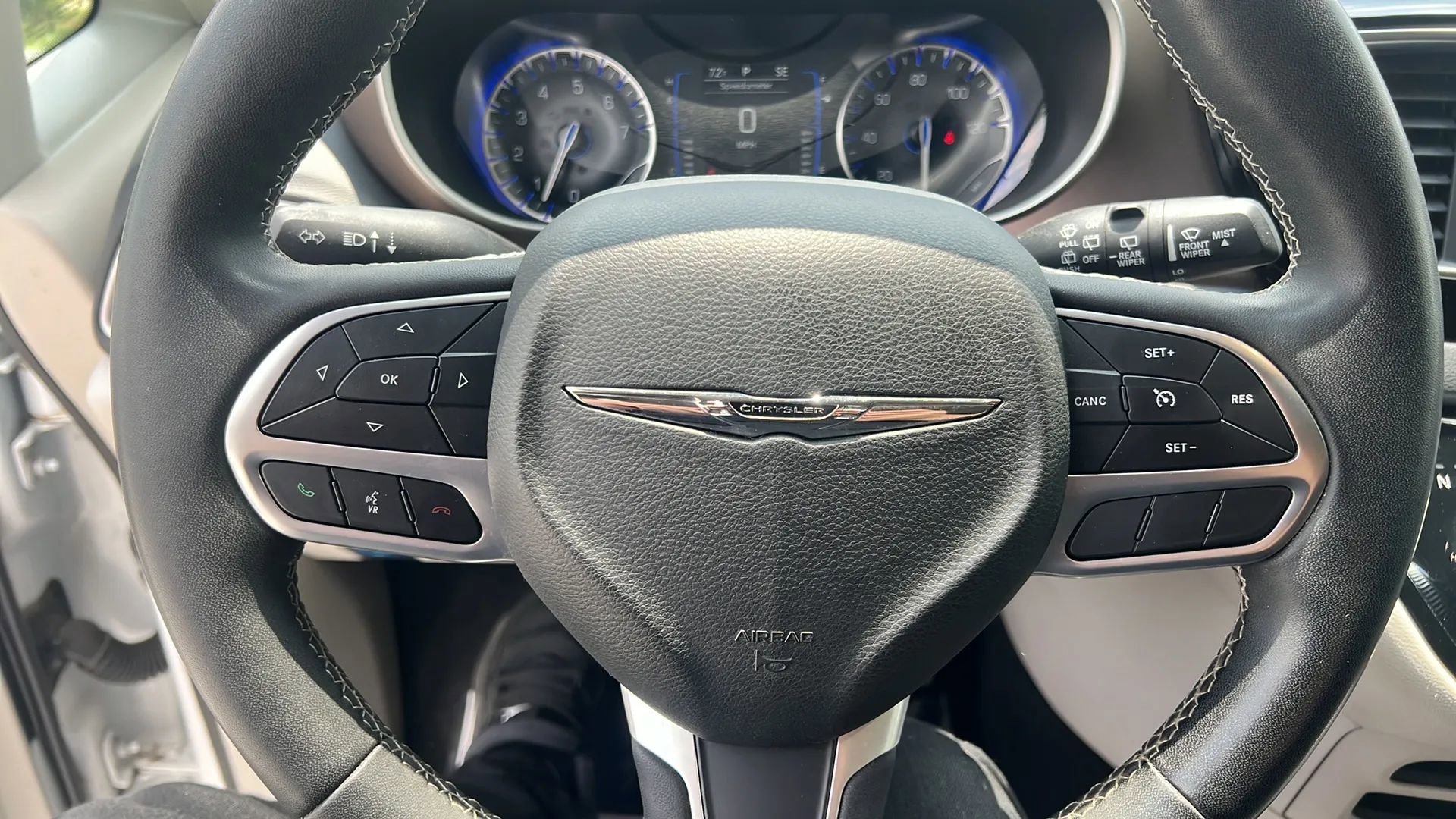 Used 2022 Chrysler Voyager LX image 18