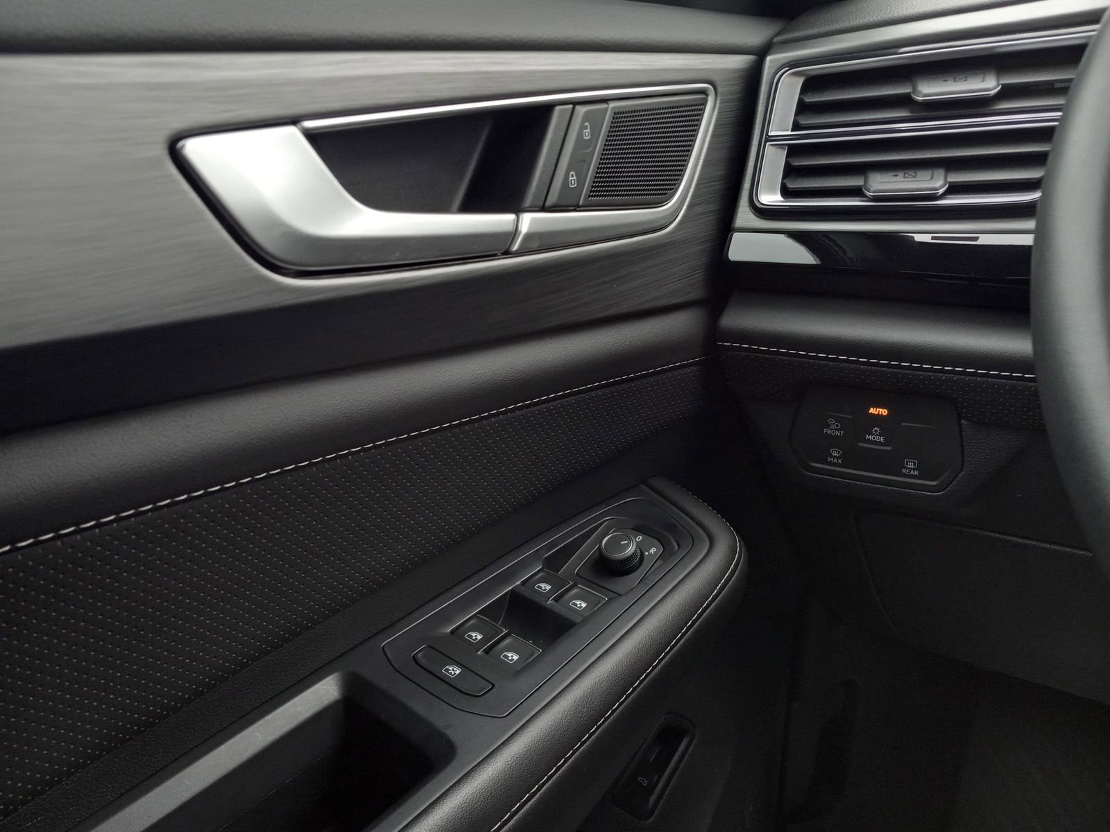 Used 2025 Volkswagen Atlas Cross Sport SE image 26