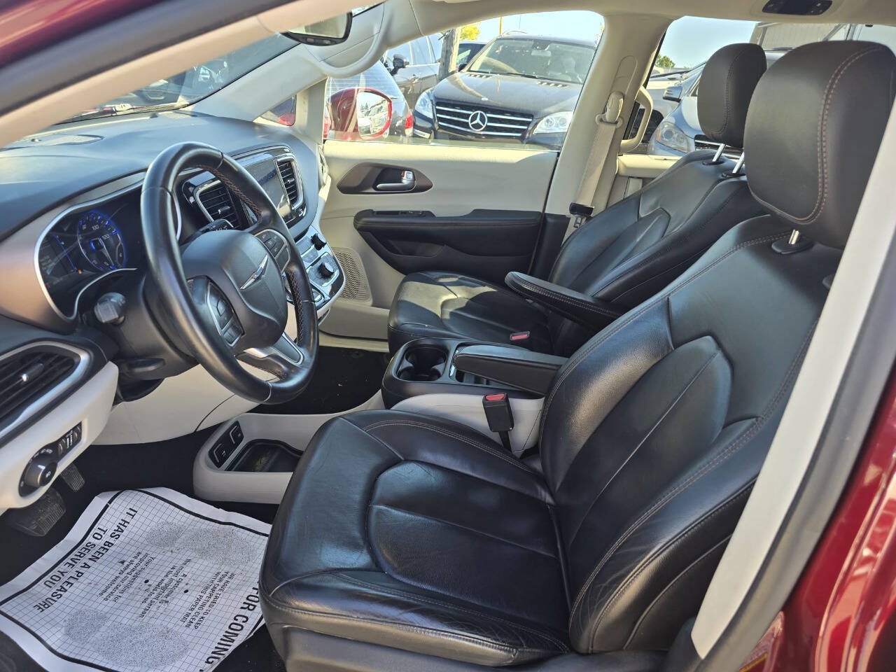 Used 2017 Chrysler Pacifica Touring-L w/ Tire & Wheel Group FWD image 7