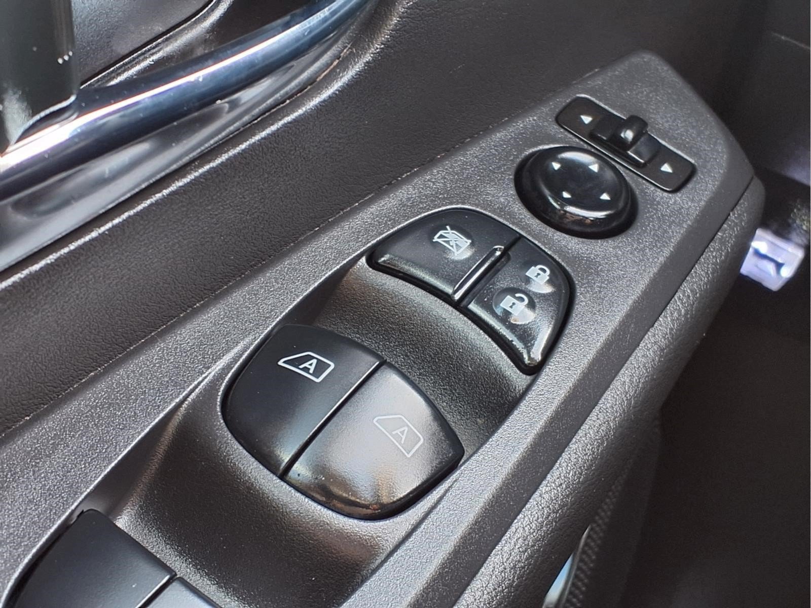 Used 2021 Nissan Kicks SR w/ Interior Electronics Package FWD image 19