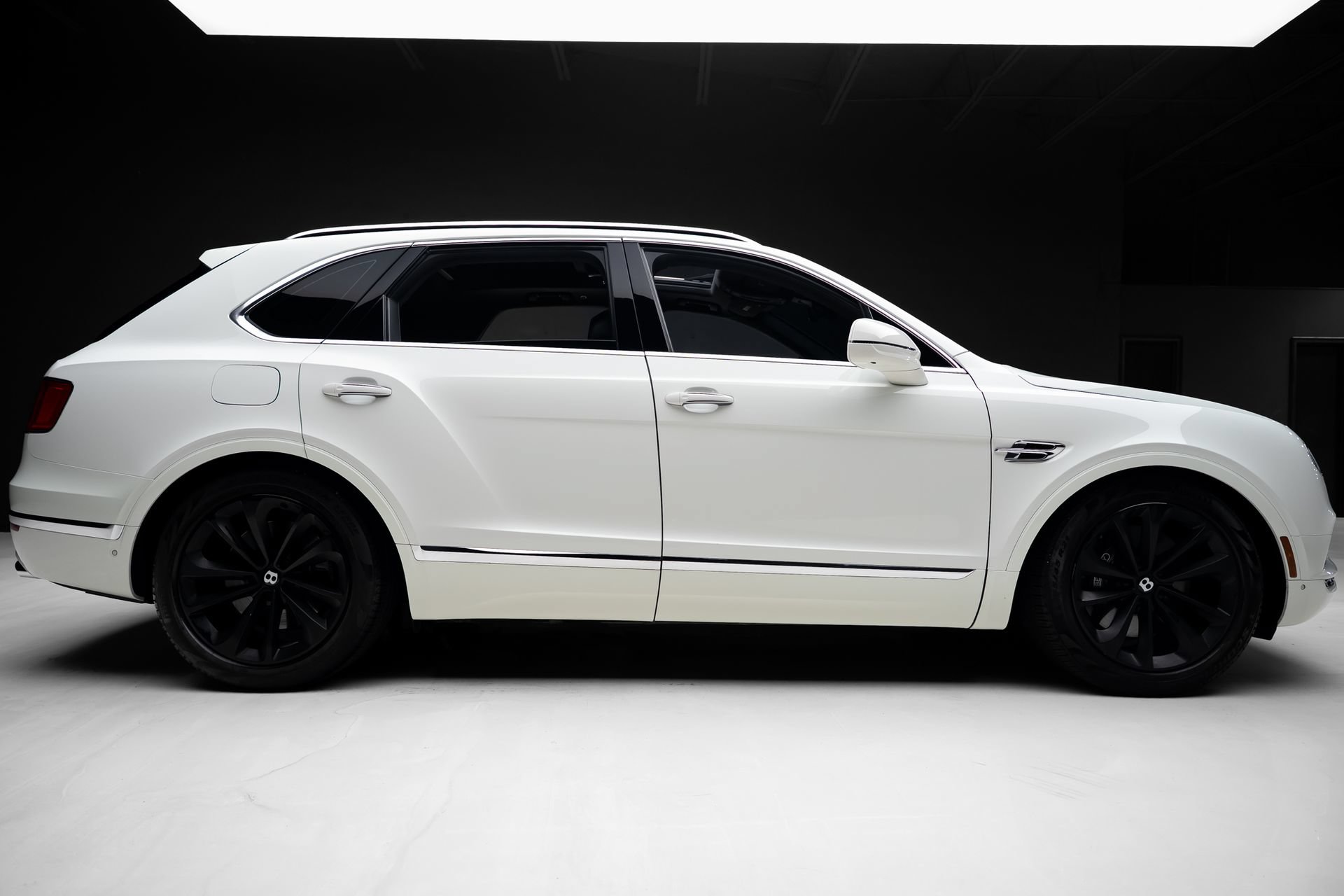 Used 2018 Bentley Bentayga AWD/4WD image 34