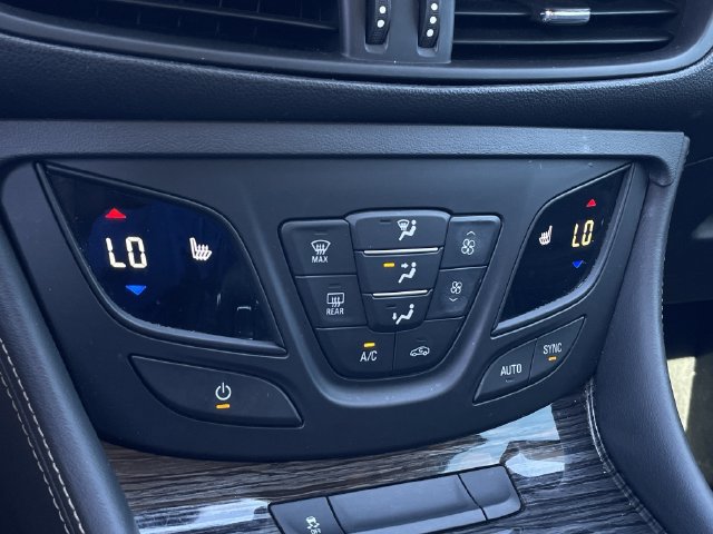 Used 2018 Buick Envision Essence FWD image 18