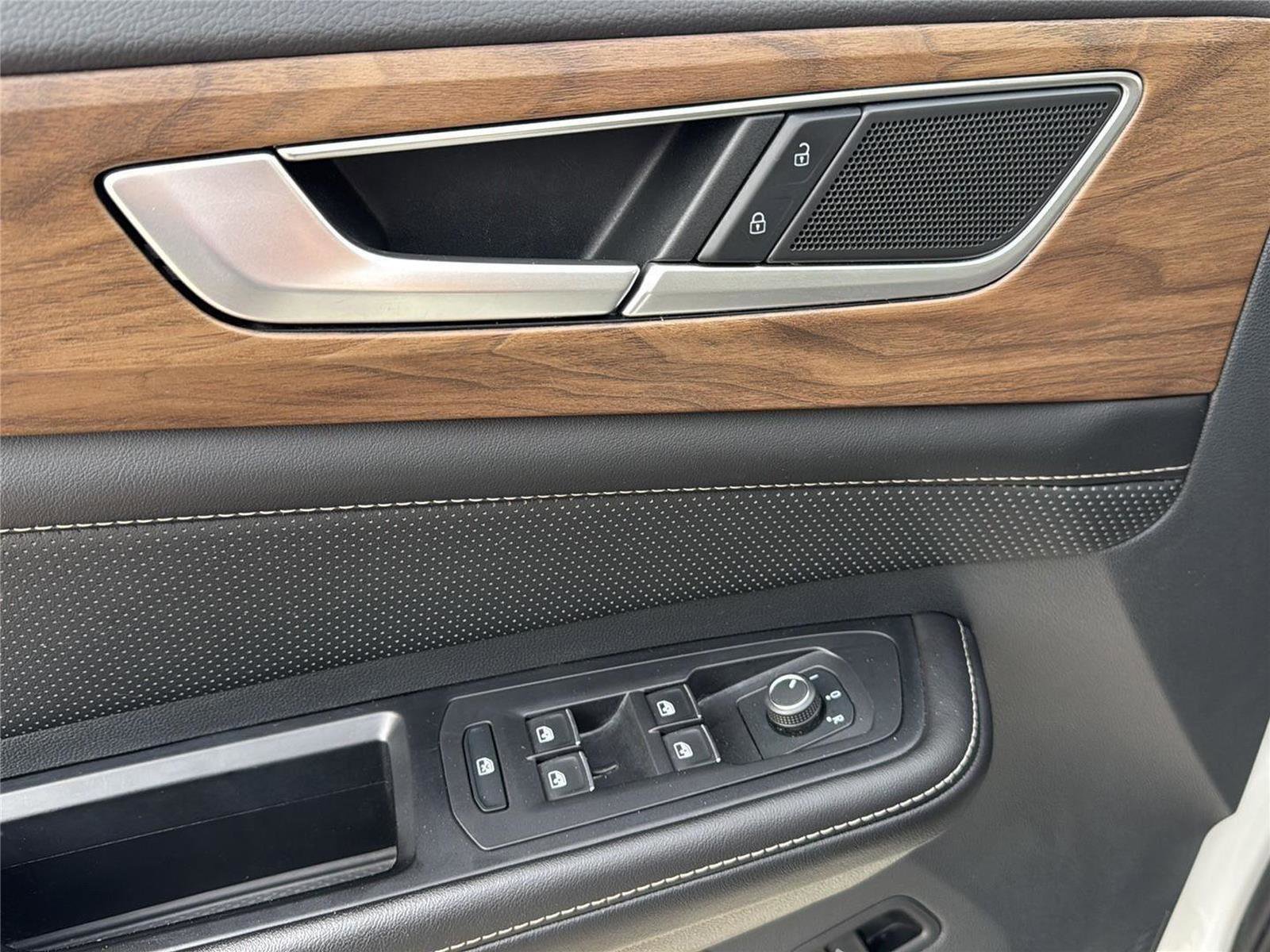 Used 2024 Volkswagen Atlas SE image 13