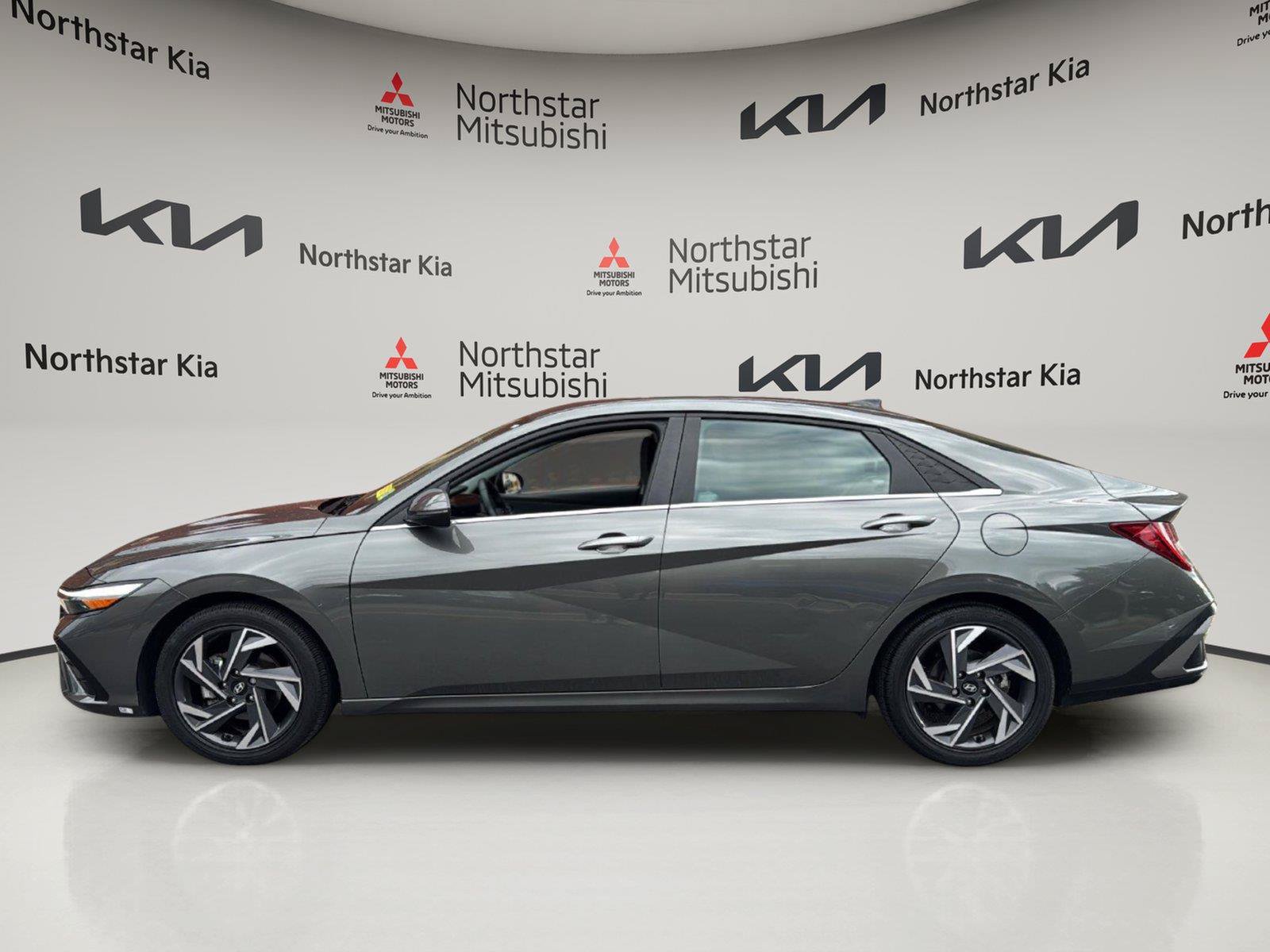 Used 2025 Hyundai Elantra Limited FWD image 2