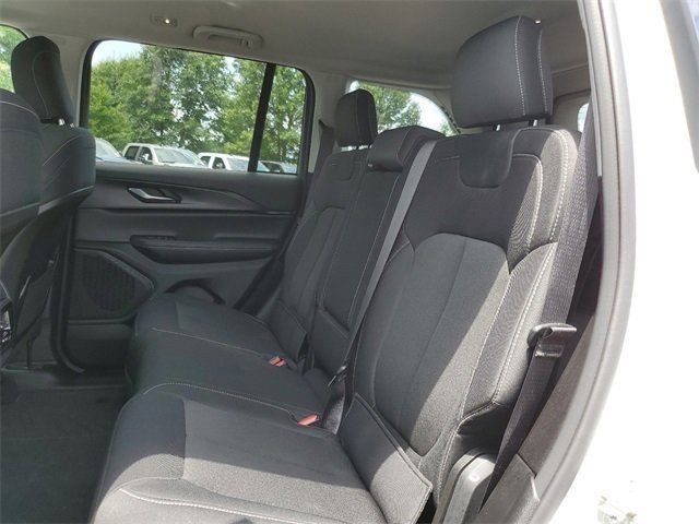 Used 2023 Jeep Grand Cherokee Laredo w/ Luxury Tech Group I image 13