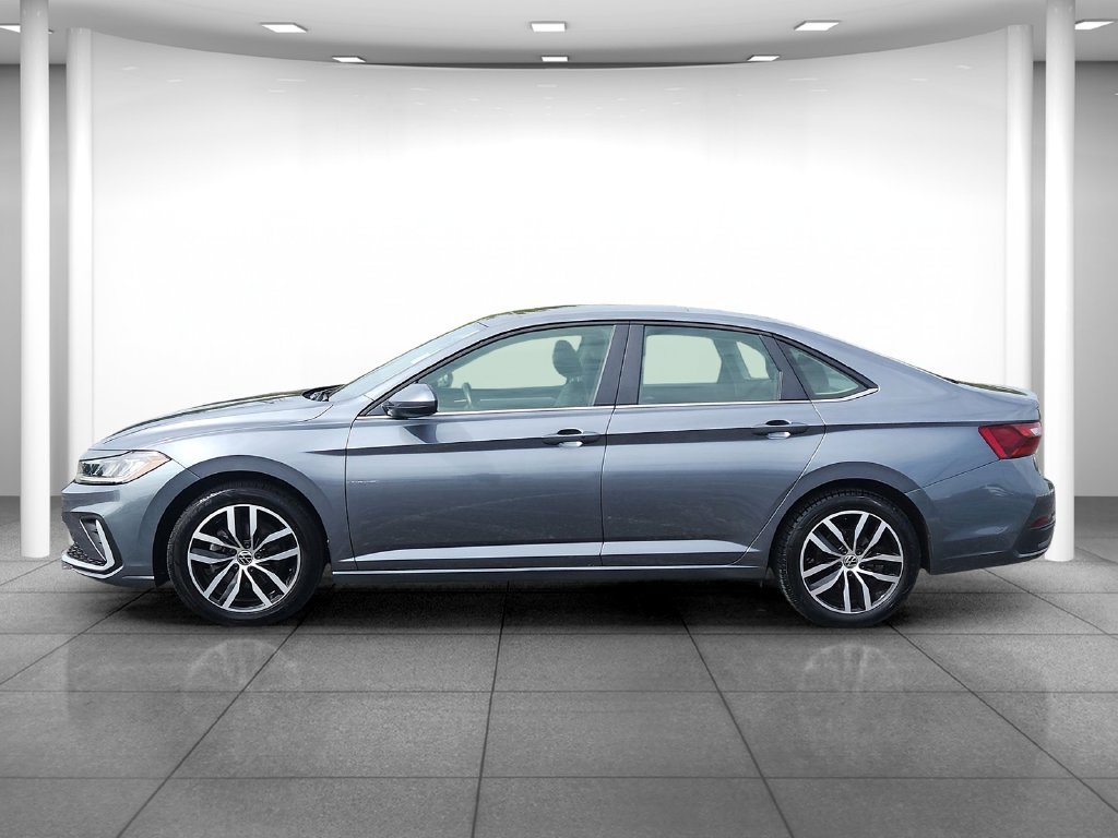 Used 2025 Volkswagen Jetta SE FWD image 4