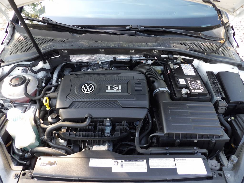 Used 2018 Volkswagen Golf R 4-Door image 24