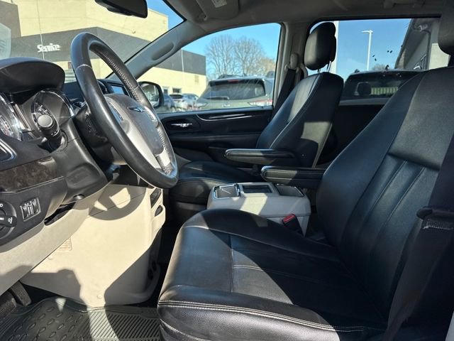 Used 2016 Chrysler Town & Country Touring image 13