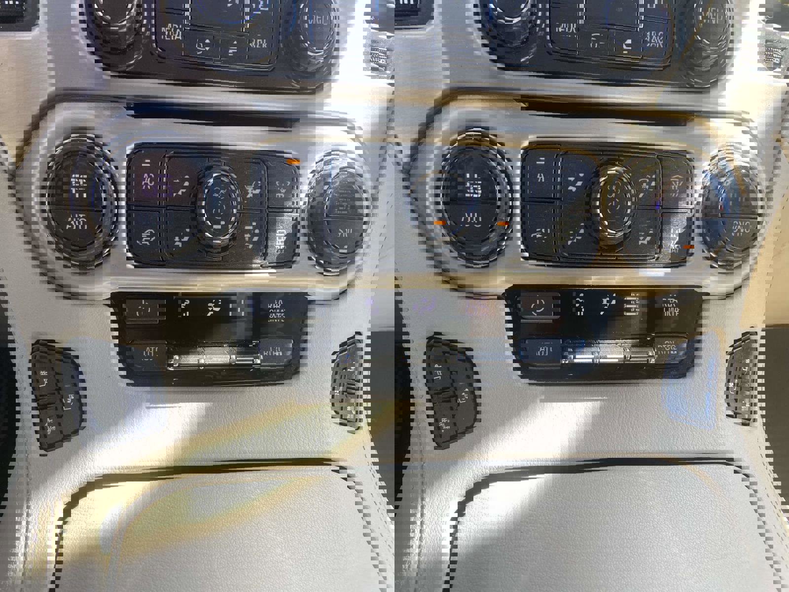 Used 2020 GMC Yukon Denali w/ Enhanced Security Package image 30