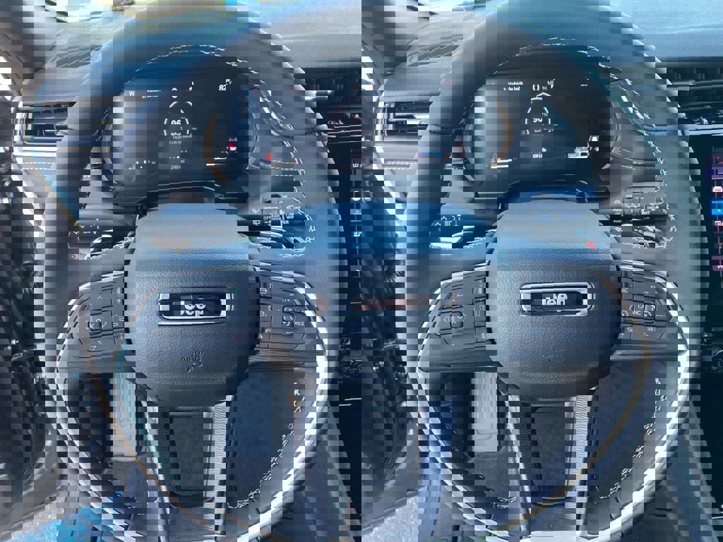 Used 2025 Jeep Grand Cherokee Altitude image 10