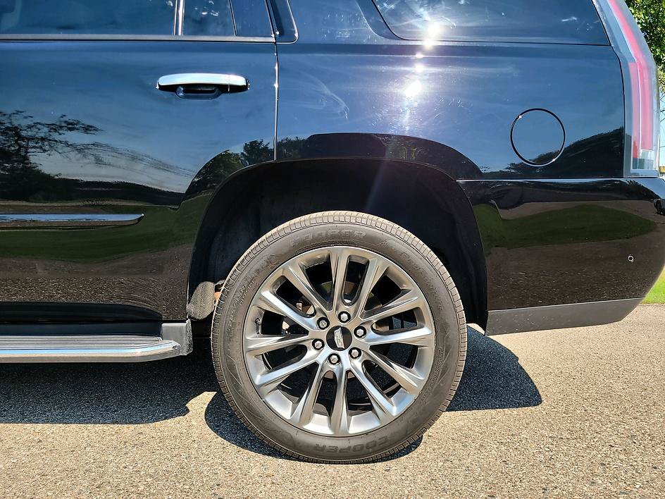 Used 2020 Cadillac Escalade Luxury w/ Escalade Sport Edition AWD/4WD image 17