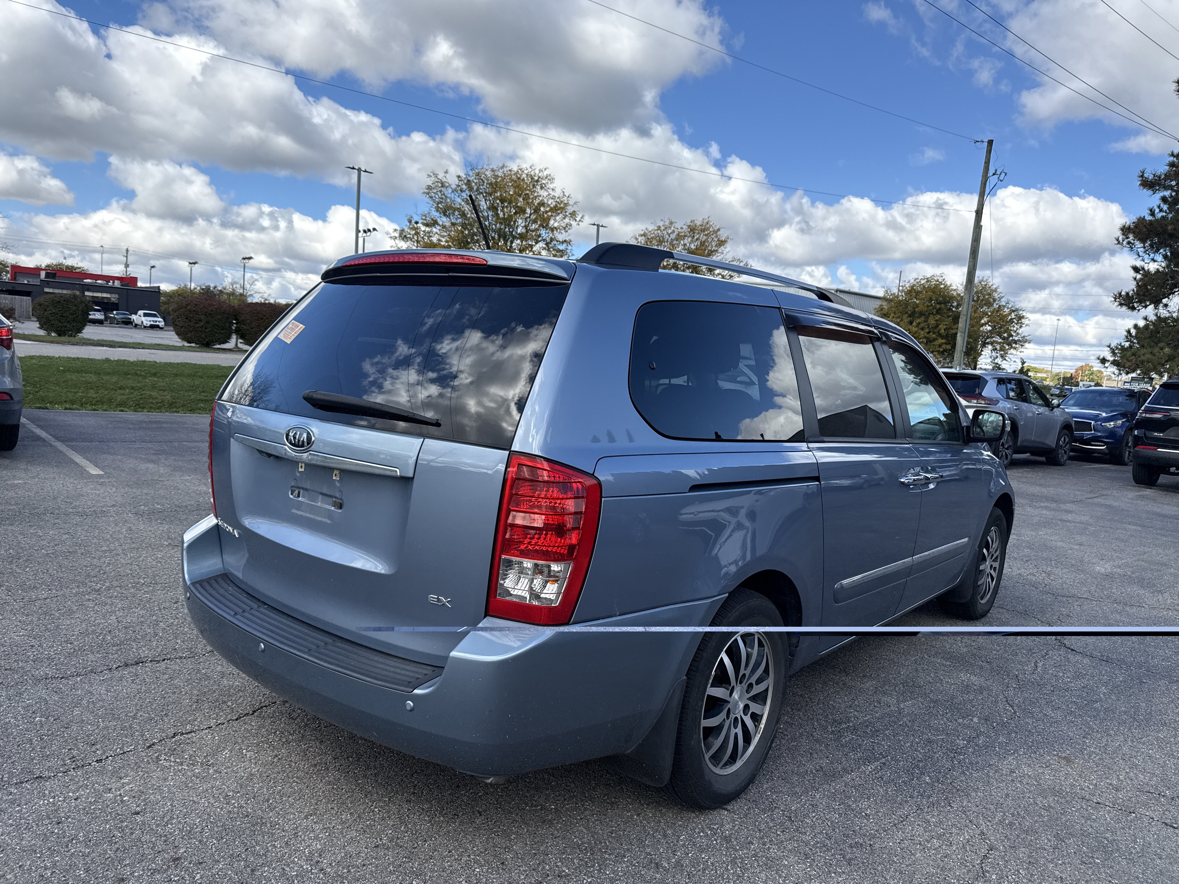 Used 2012 Kia Sedona EX w/ Luxury Pkg FWD image 3