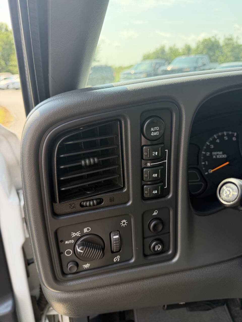 Used 2003 Chevrolet Avalanche 4x4 image 11