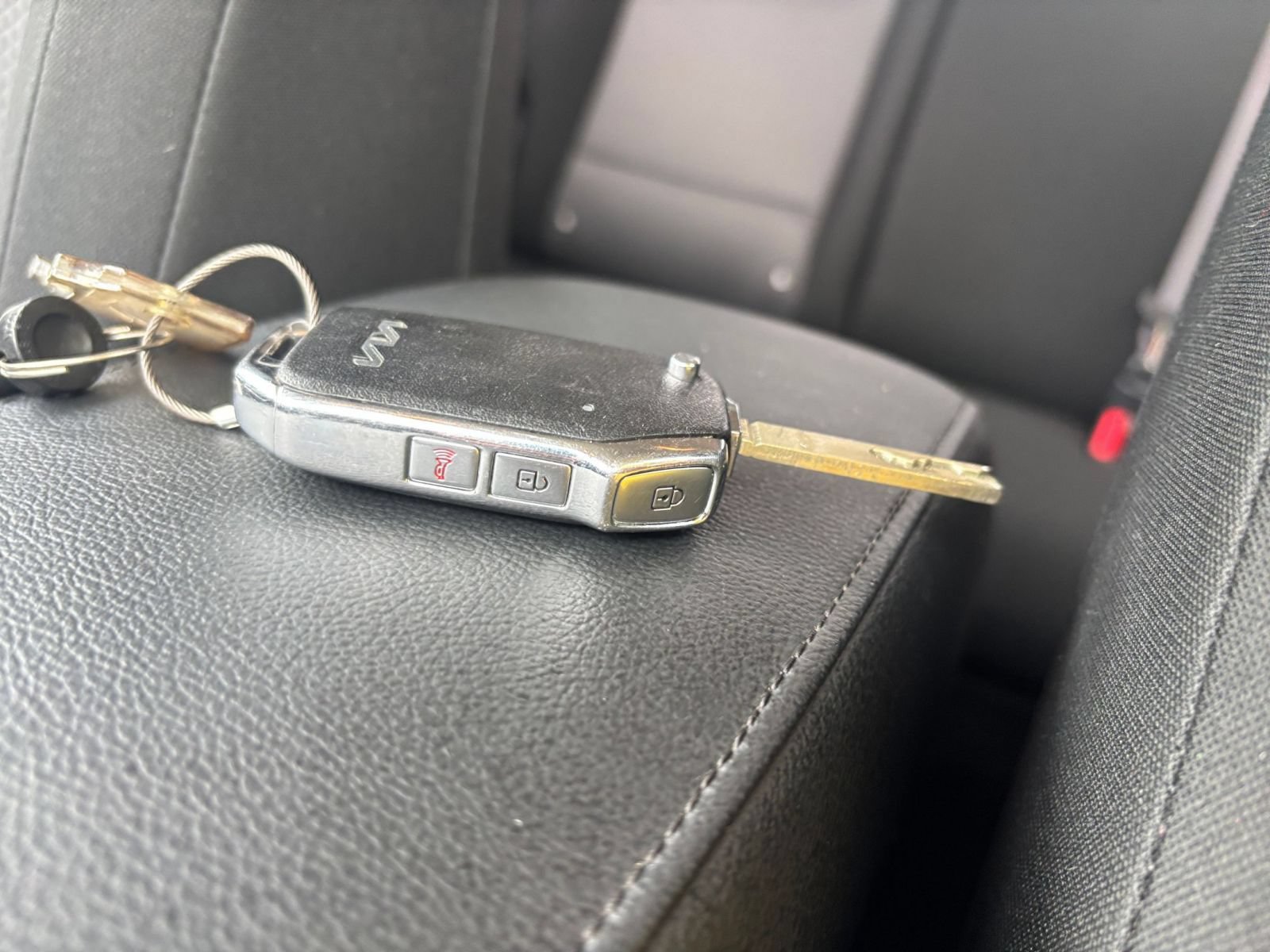 Used 2025 Kia Soul LX w/ LX Technology Package FWD image 17