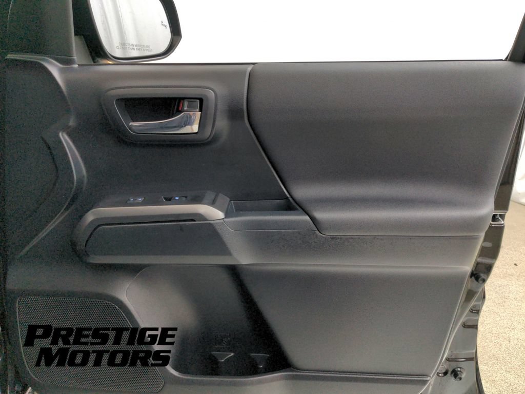 Used 2018 Toyota Tacoma TRD Off-Road w/ Technology Package AWD/4WD image 26