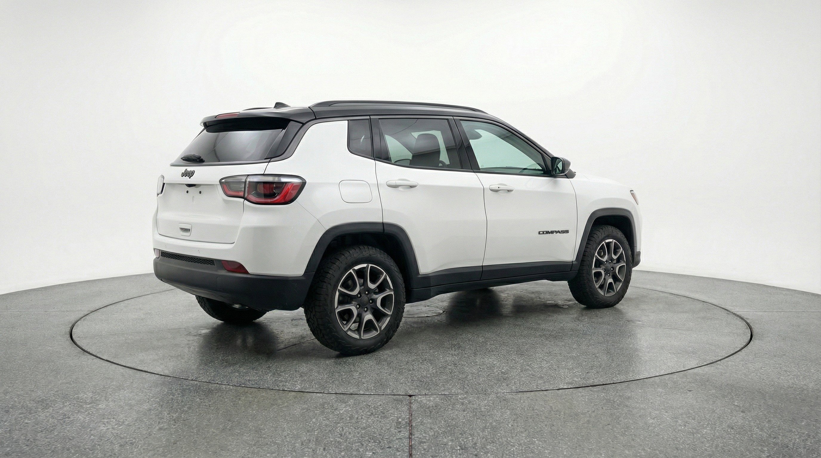Used 2025 Jeep Compass Trailhawk AWD/4WD image 9