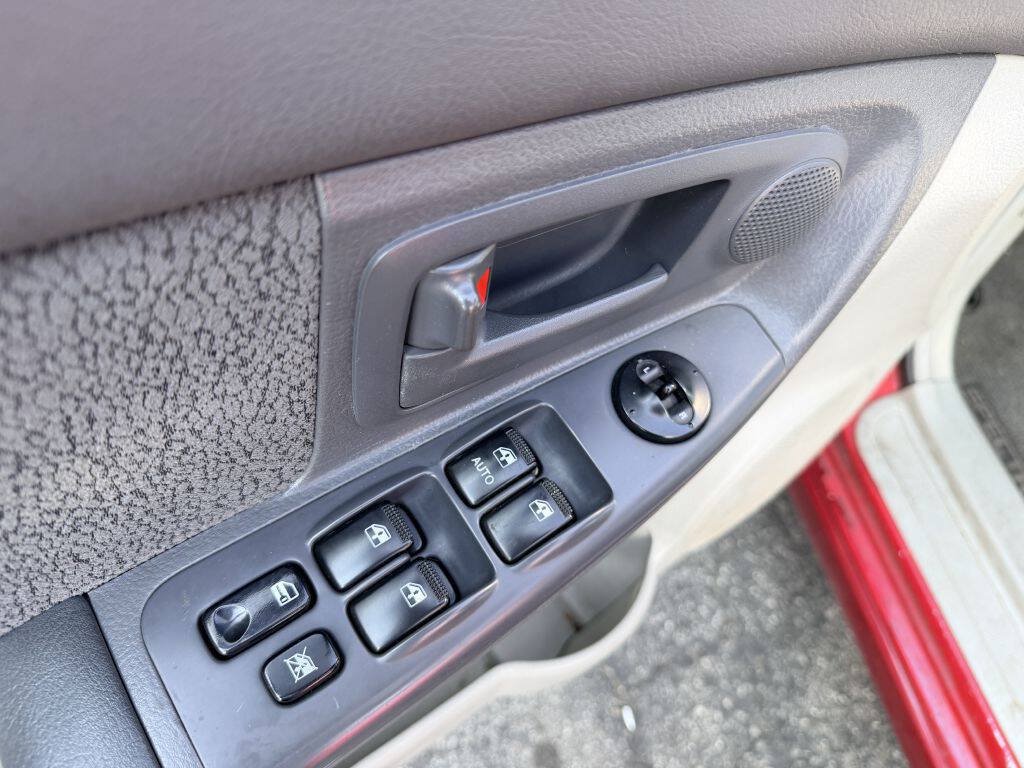 Used 2006 Kia Spectra5 FWD image 7