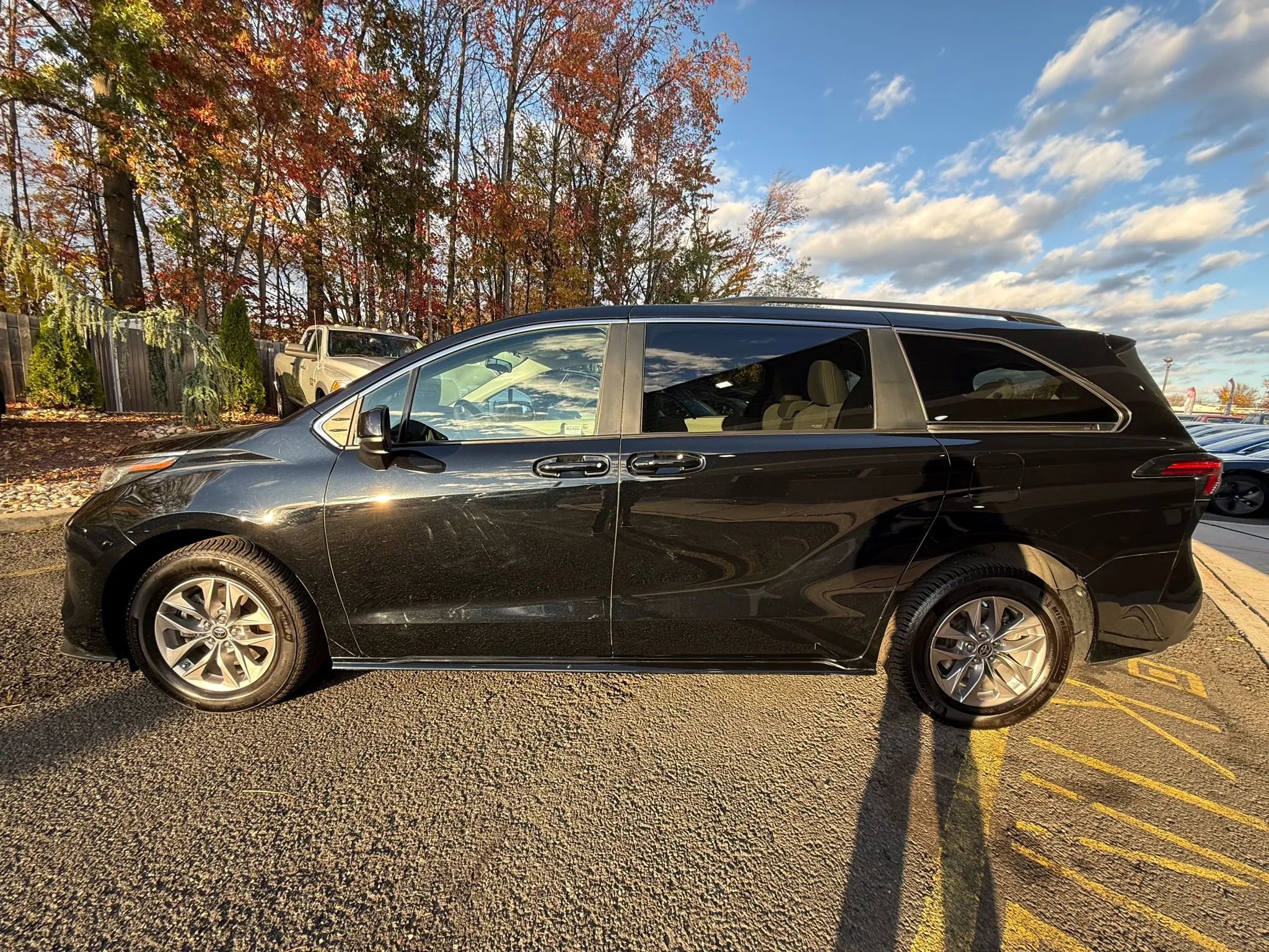 Used 2022 Toyota Sienna LE image 3