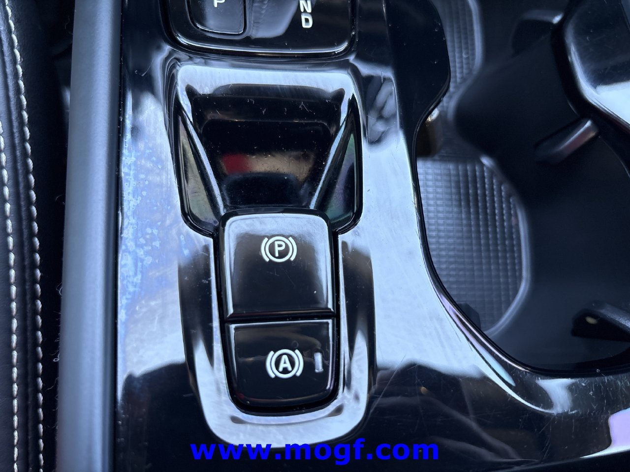 Used 2021 Volvo XC40 T4 R-Design w/ Advanced Package FWD image 9