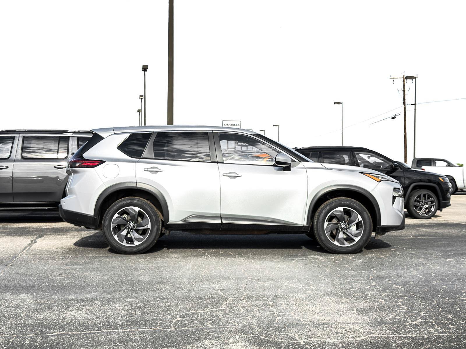 Used 2024 Nissan Rogue SV FWD image 8