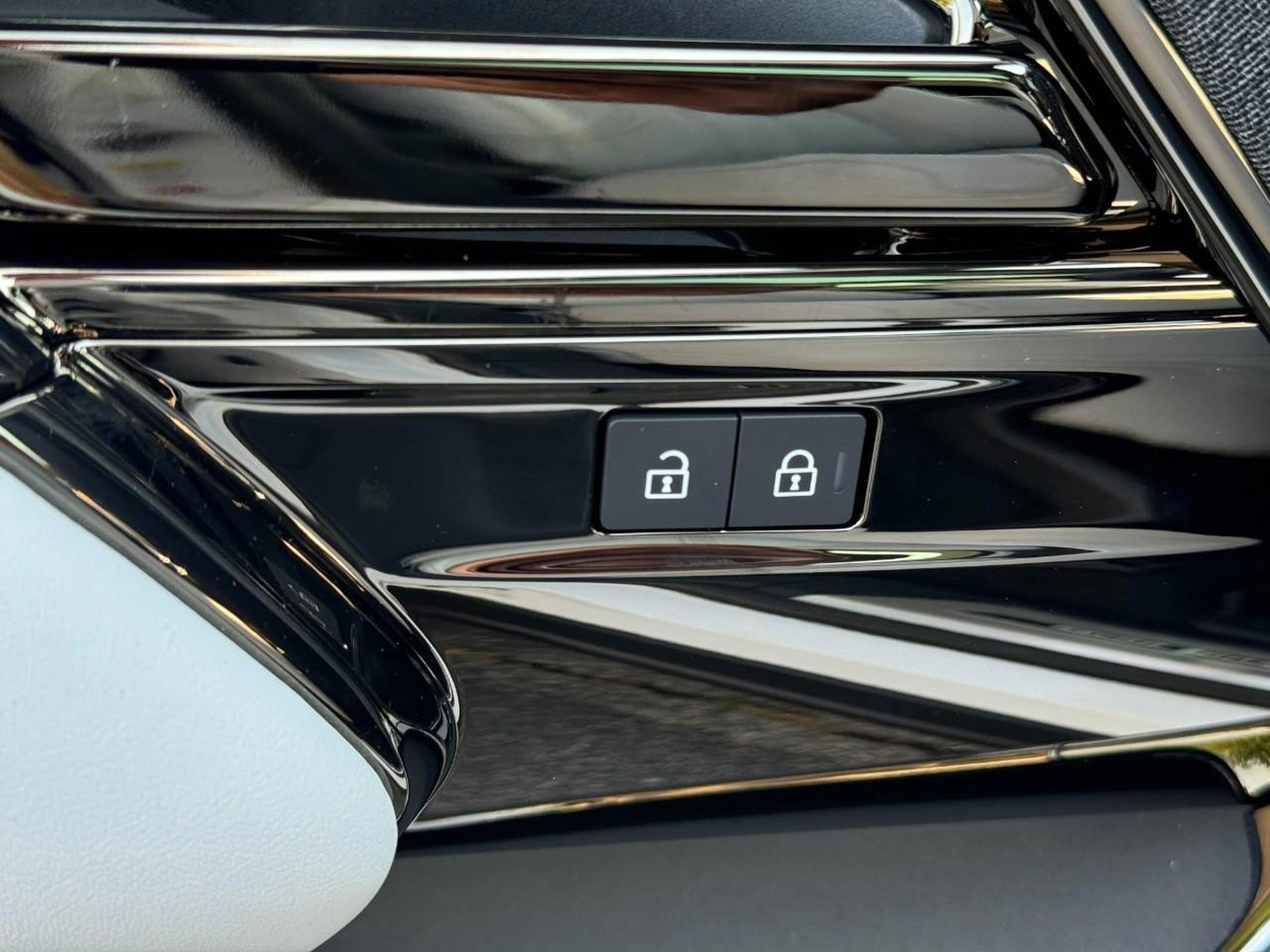 Used 2025 Land Rover Range Rover Sport SE image 25