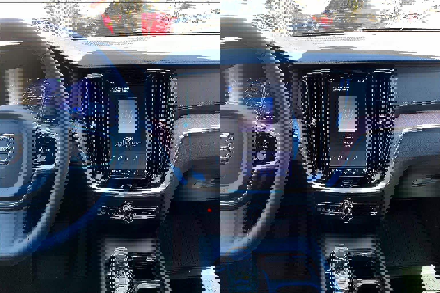 Used 2023 Volvo V60 B5 Cross Country Ultimate w/ Climate Package image 7