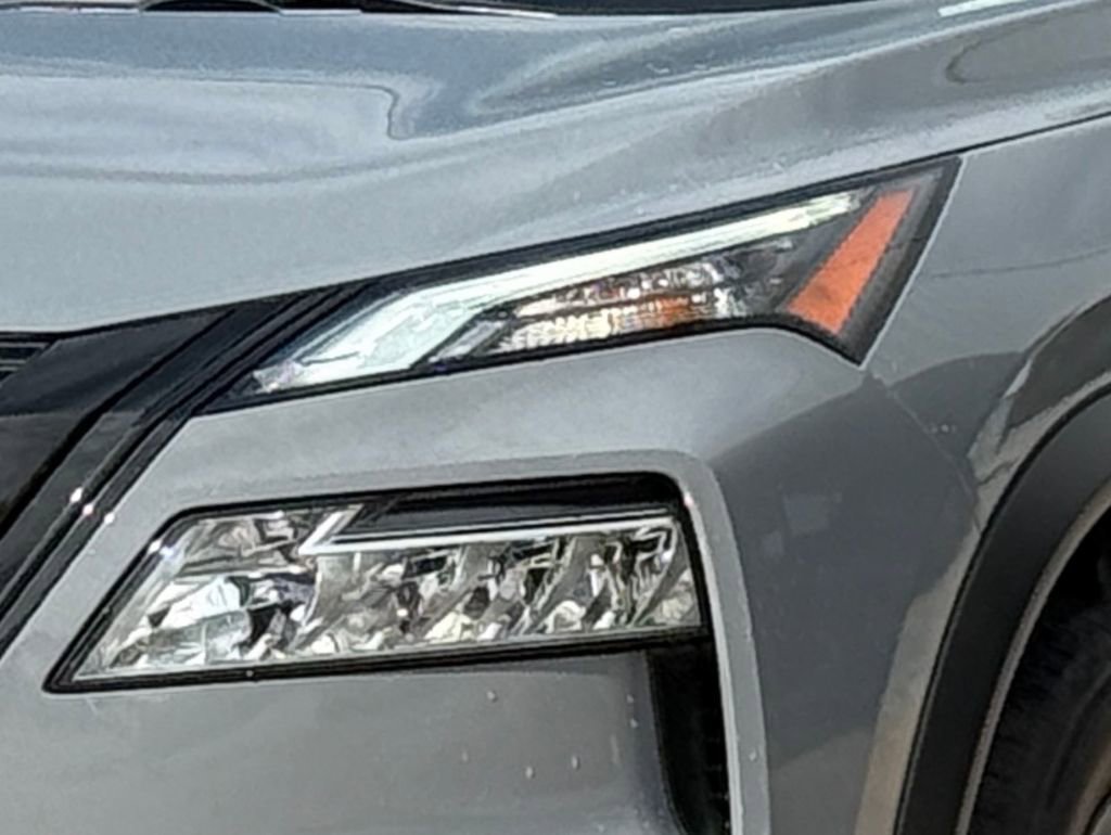 Used 2023 Nissan Rogue SV w/ SV Premium B Package image 5