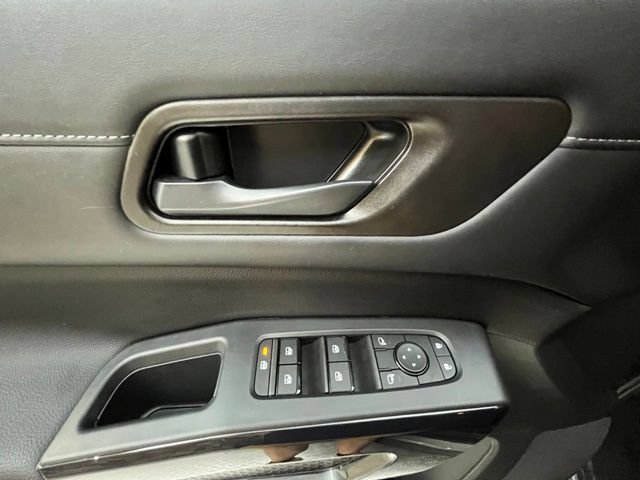 Used 2025 Nissan Pathfinder SV AWD/4WD image 29