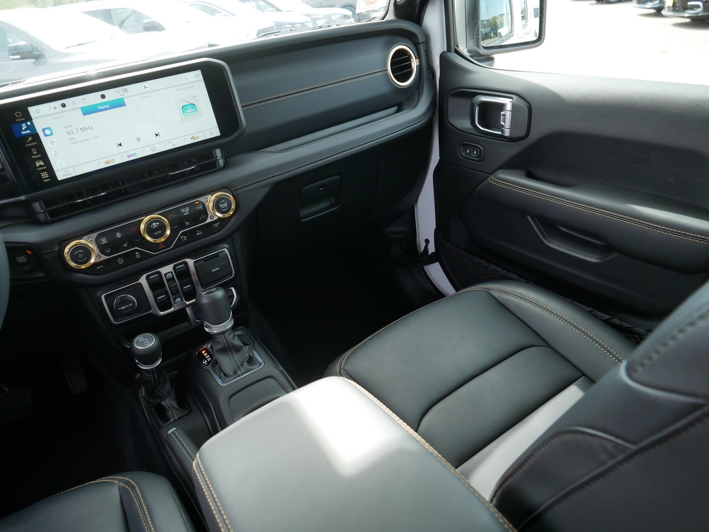 Used 2025 Jeep Wrangler Unlimited Sahara w/ Safety Group AWD/4WD image 11