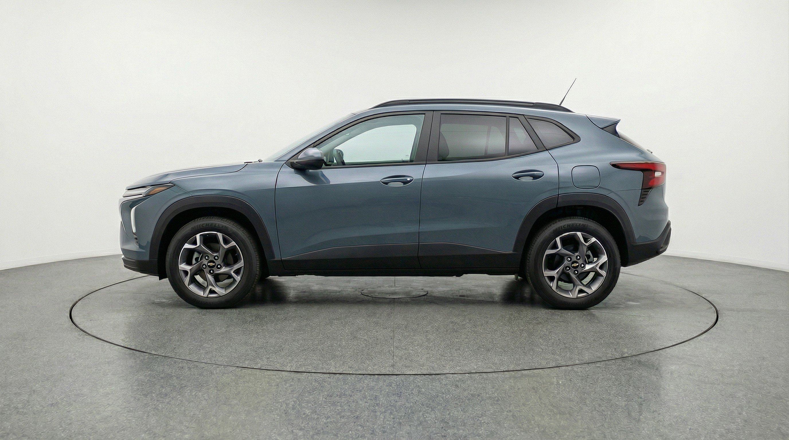 Used 2025 Chevrolet Trax LT FWD image 5