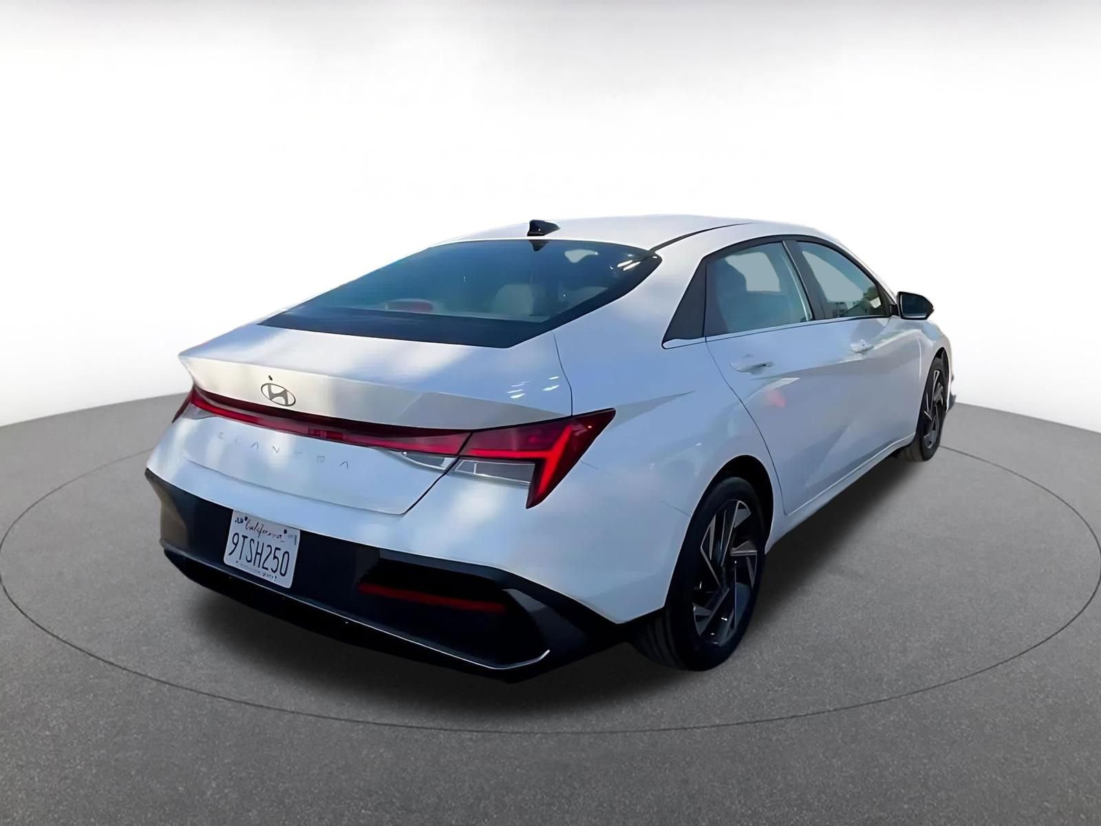 Used 2025 Hyundai Elantra SEL FWD image 15
