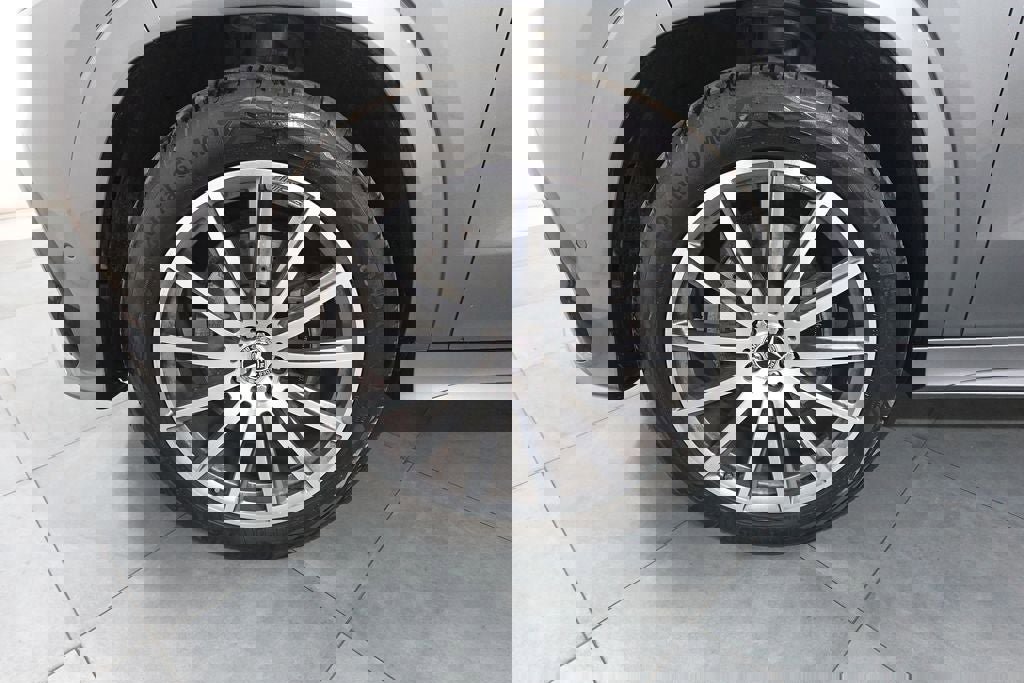 Used 2025 Mercedes-Benz GLS 450 4MATIC image 29