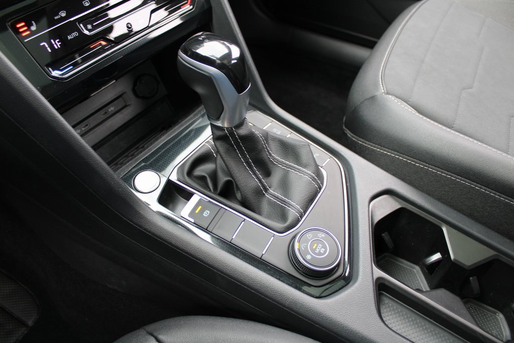 Certified 2025 Volkswagen Taos SE image 18