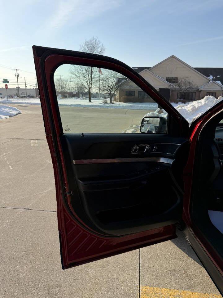 Used 2018 Ford Explorer XLT w/ Equipment Group 202A image 26