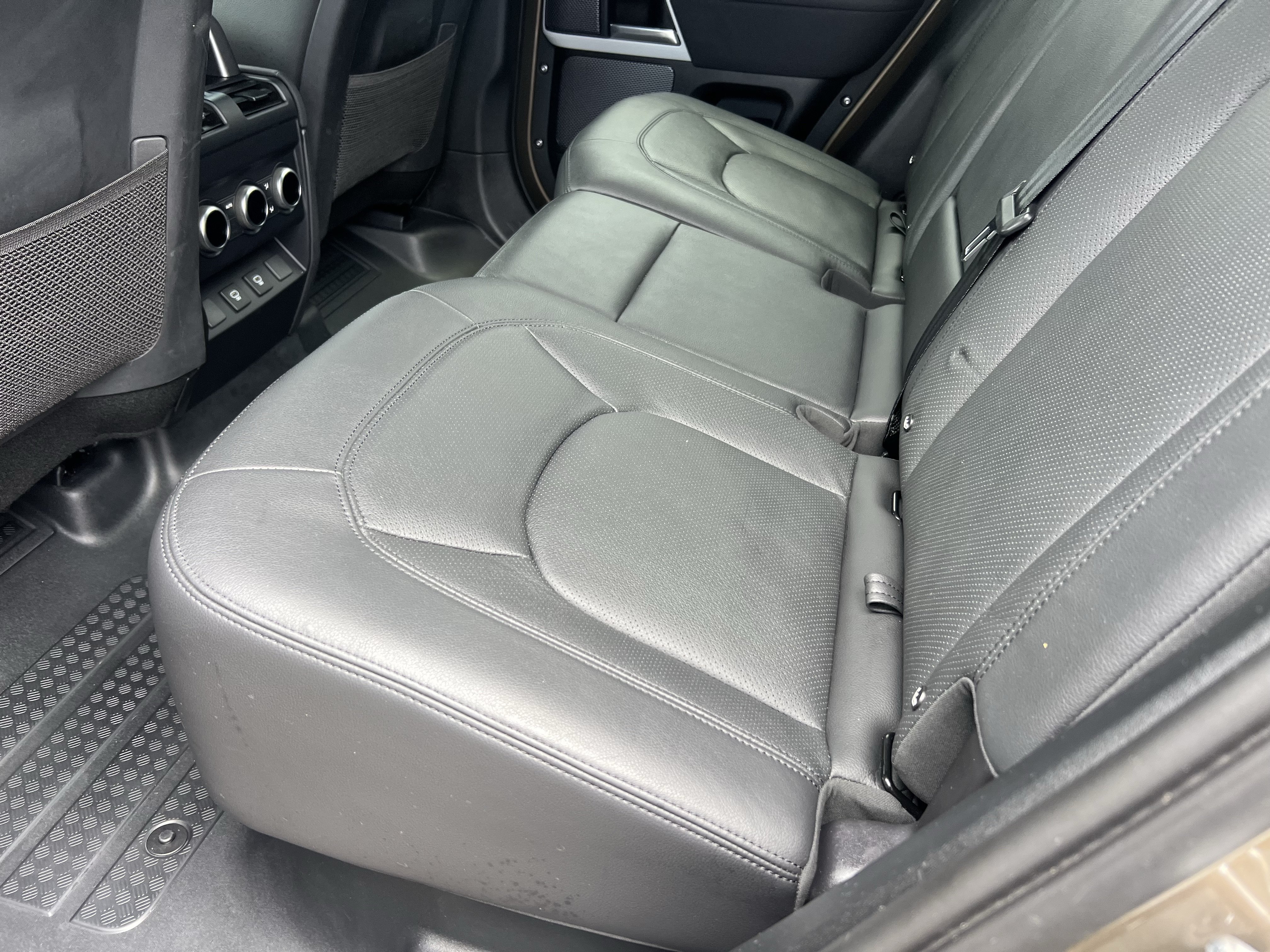 Certified 2023 Land Rover Defender 110 SE AWD/4WD image 30