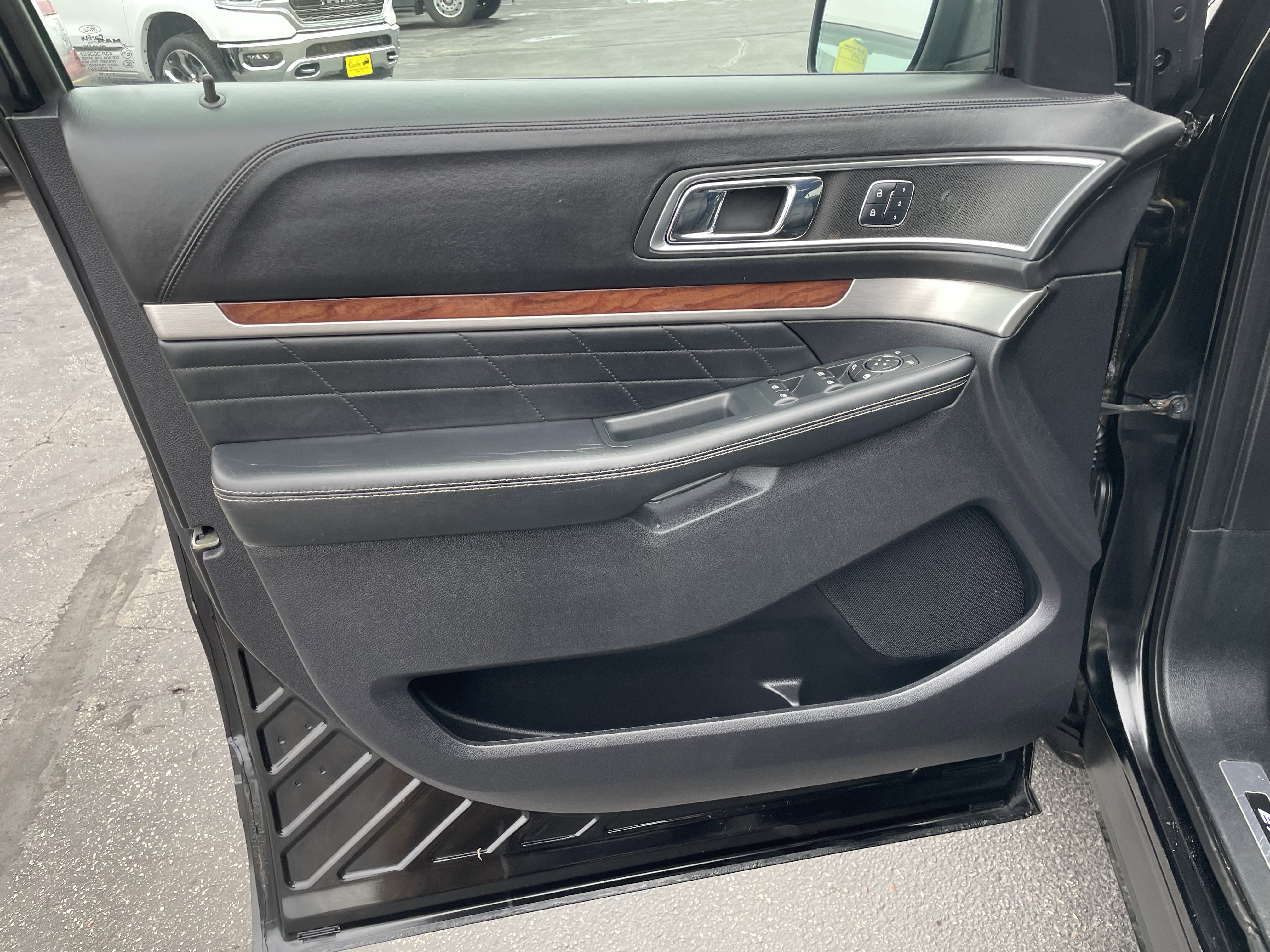 Used 2018 Ford Explorer Platinum AWD/4WD image 11