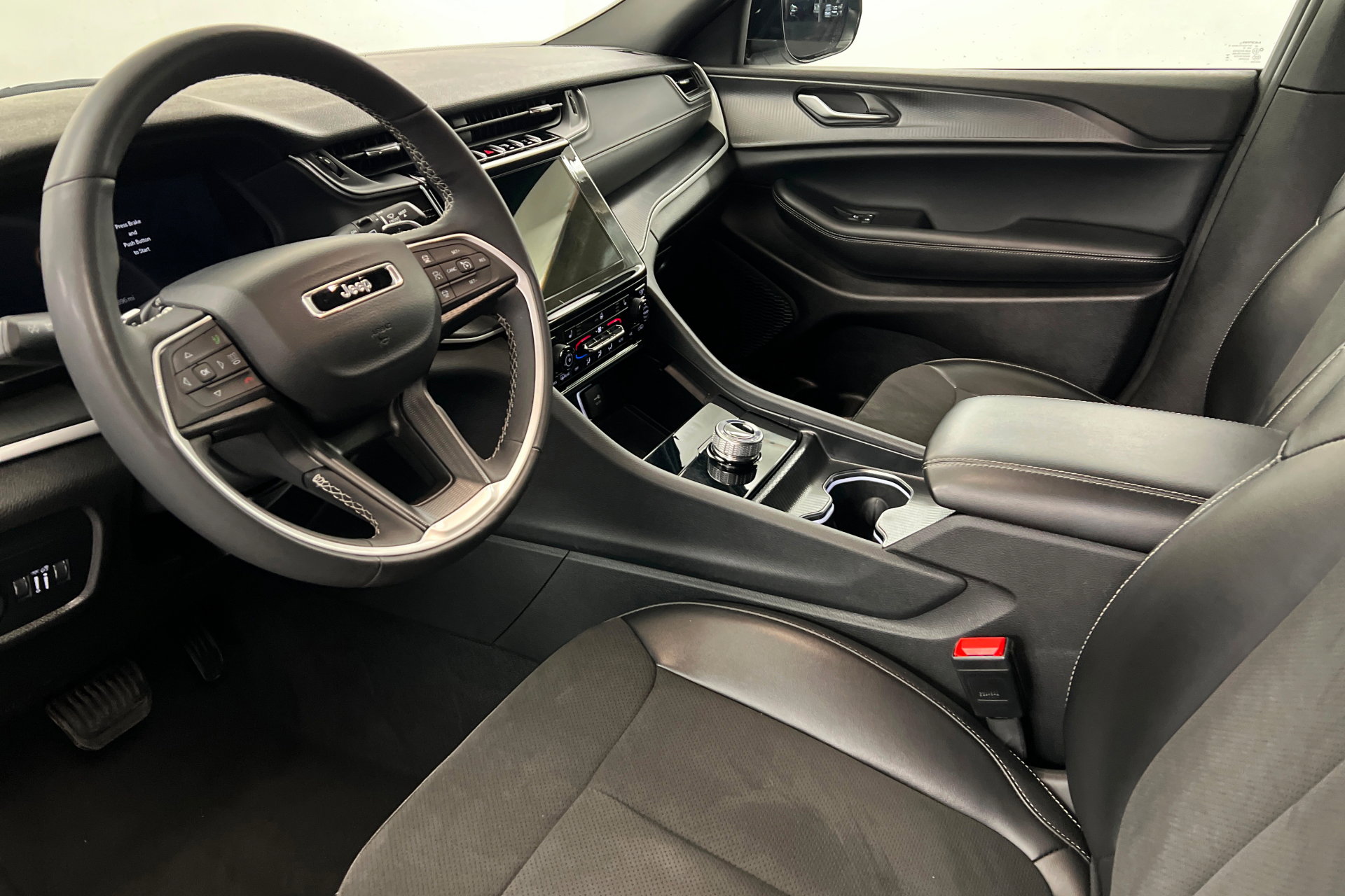 Used 2024 Jeep Grand Cherokee L Laredo image 16