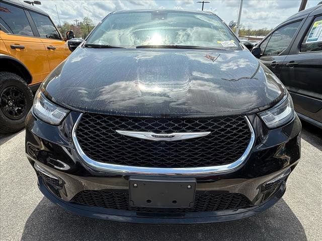 Used 2024 Chrysler Pacifica Touring-L FWD image 2
