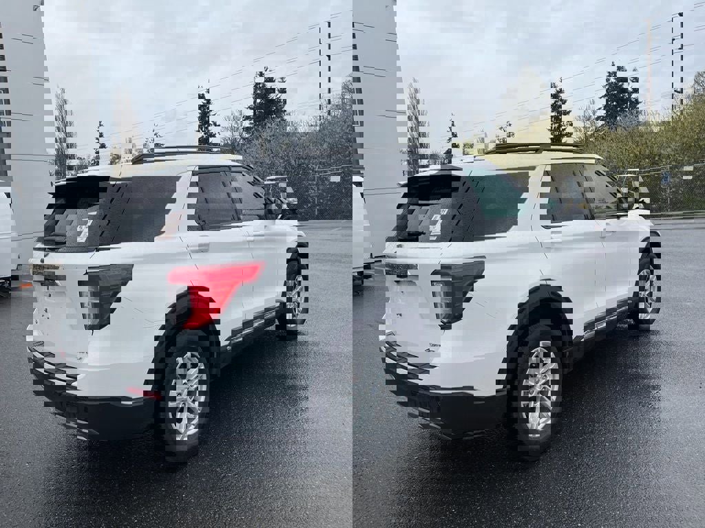 Used 2024 Ford Explorer XLT w/ Equipment Group 202A AWD/4WD image 39