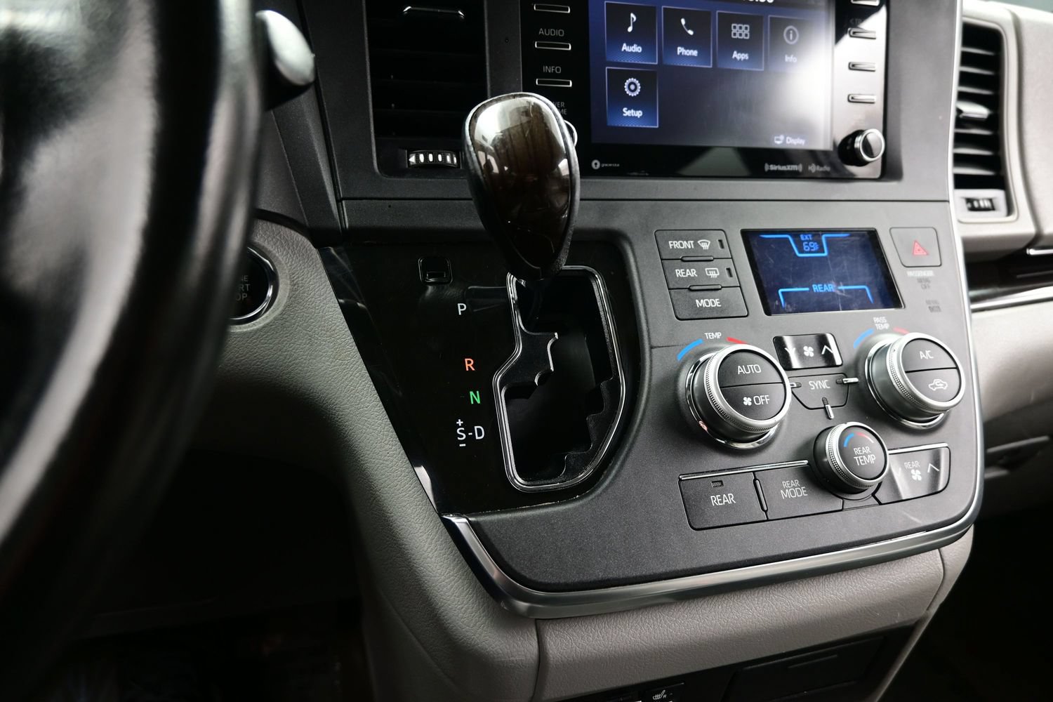 Used 2018 Toyota Sienna XLE FWD image 23