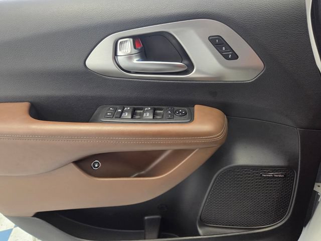 Used 2021 Chrysler Pacifica Limited w/ Uconnect Theater Family Group FWD image 31