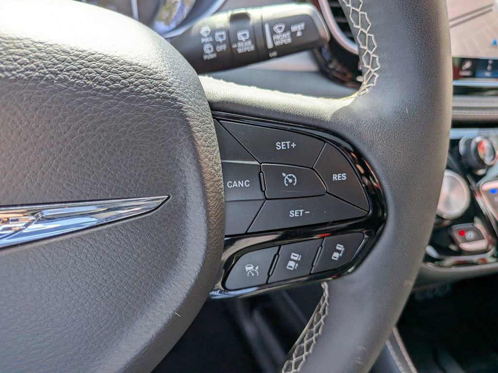 Used 2025 Chrysler Pacifica Limited image 17