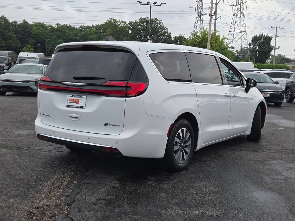 Certified 2024 Chrysler Pacifica Limited FWD image 19