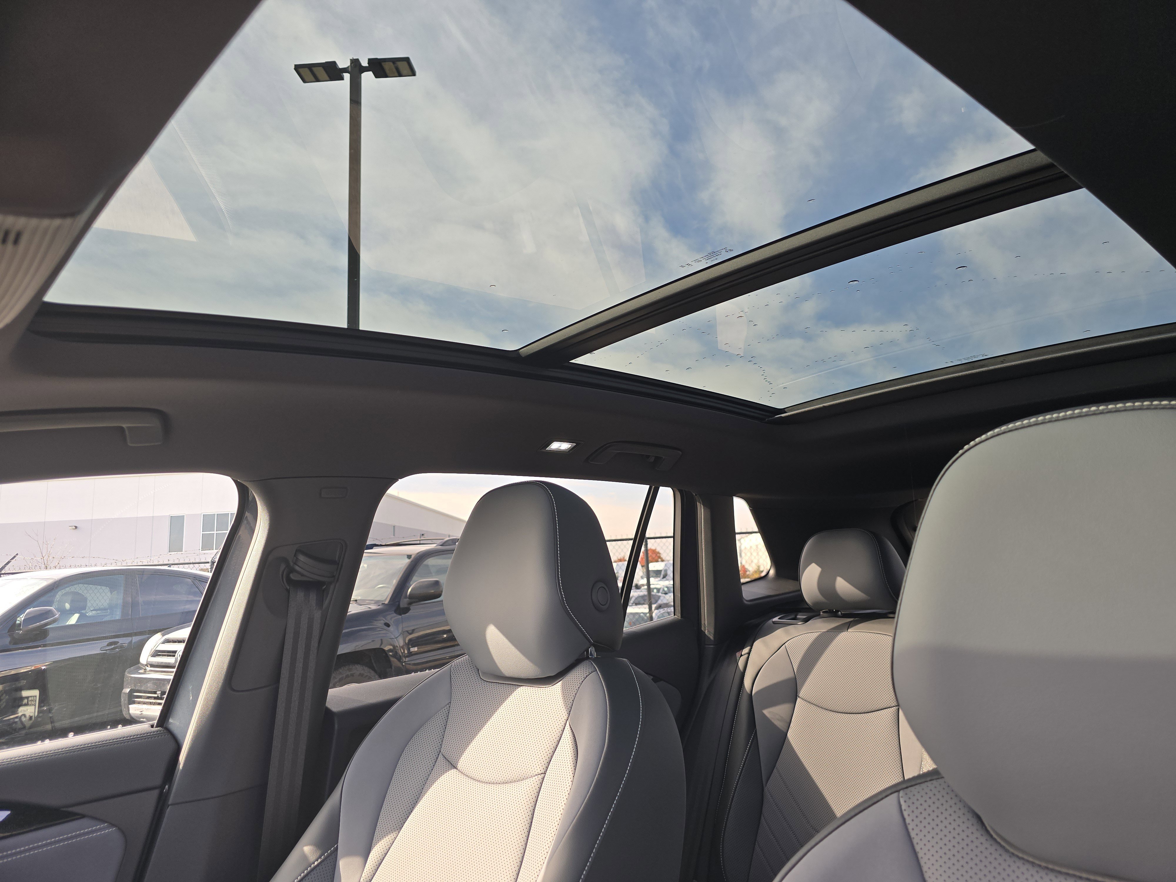 New 2026 Volkswagen Tiguan SE R-Line image 9